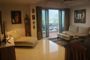 uma sala de estar com um sofá e uma mesa em Khanom Beach Residence Sea & Mountain View - 1 Bedroom em Ban Na Dan