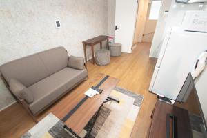 una sala de estar con un sofá y una mesa en LA CHIC Stay Hakata Ⅱ, en Fukuoka 12 fotos más