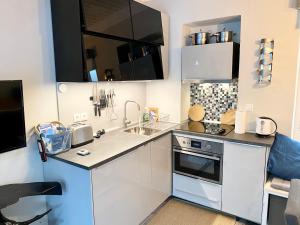 Kuchyňa alebo kuchynka v ubytovaní Apollo House