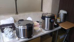 un bancone della cucina con due pentole e padelle di Hotel Hitachi Hills a Hitachi