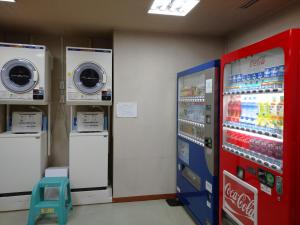 uma lavandaria com duas arruelas e duas máquinas em アーバンホテル二本松 em Nihommatsu