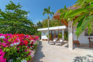 チャンディダサにあるVilla Pasir Putihの花の庭園