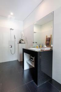 チャンディダサにあるVilla Pasir Putihの洗面台と鏡のあるバスルーム +14枚の写真