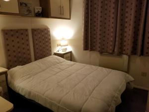 聖讓－德蒙的住宿－MH 445 le bois dormant，卧室配有白色的床和灯