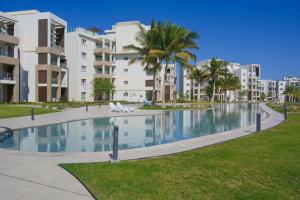 una piscina frente a algunos edificios de apartamentos en Le Sifah - Marina View Apartments & Villa, en As Sīfah
