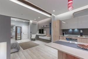 eine Küche mit weißen Schränken und einer Arbeitsplatte in der Unterkunft MANDRIA APARTMENTS 1 2 in Bologna