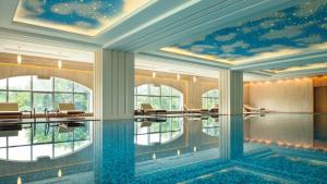 a room with a pool of water in the ceiling at Soluxe Hotel Guangzhou in Guangzhou