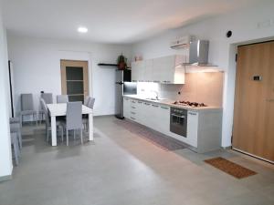 A kitchen or kitchenette at Villa Santoro ai TRE Ulivi con Piscina Privata