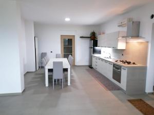 A kitchen or kitchenette at Villa Santoro ai TRE Ulivi con Piscina Privata