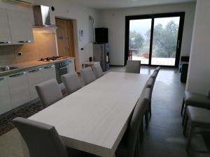 A kitchen or kitchenette at Villa Santoro ai TRE Ulivi con Piscina Privata