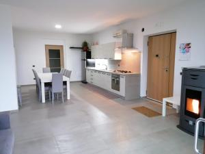 A kitchen or kitchenette at Villa Santoro ai TRE Ulivi con Piscina Privata