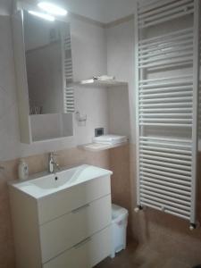 A bathroom at Villa Santoro ai TRE Ulivi con Piscina Privata