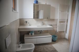 A bathroom at Villa Santoro ai TRE Ulivi con Piscina Privata