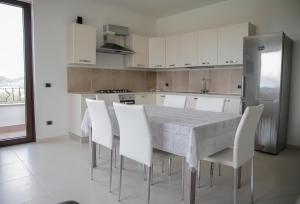 A kitchen or kitchenette at Villa Santoro ai TRE Ulivi con Piscina Privata