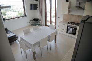A kitchen or kitchenette at Villa Santoro ai TRE Ulivi con Piscina Privata
