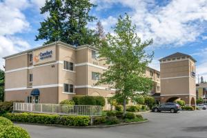 ein Gebäude mit einem Auto auf einem Parkplatz in der Unterkunft Comfort Inn & Suites Bothell – Seattle North in Bothell