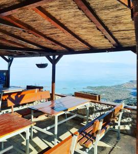 Livari的住宿－Livari Viewpoint，一张野餐桌,享有海景