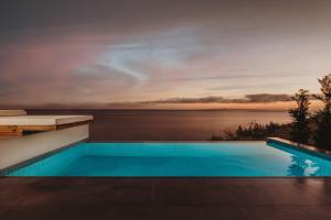 einen Pool mit Meerblick in der Unterkunft Zante Fiore Suites in Xirokástellon