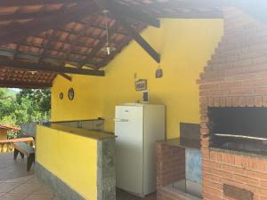 Dapur atau dapur kecil di Chácara das Violetas