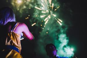 uma mulher a olhar para o fogo de artifício no céu em Gocce Di Capri Resort em Massa Lubrense