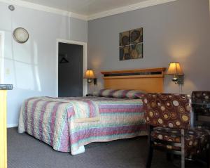 Giường trong phòng chung tại Garden View Inn