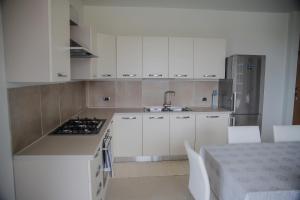 A kitchen or kitchenette at Villa Santoro ai TRE Ulivi con Piscina Privata
