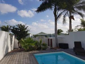 Baseinas apgyvendinimo įstaigoje Villa White House, Orient Bay SXM avec piscine privée arba netoliese