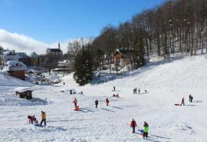 un grupo de personas en una pista de esquí cubierta de nieve en Hotel La Piccola Baita en Terminillo