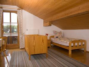 een slaapkamer met een bed en een groot raam bij Esingerhof in Laufen