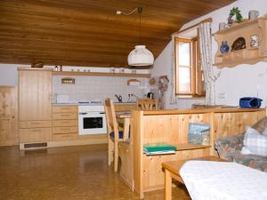 een keuken met houten kasten en een tafel in een kamer bij Esingerhof in Laufen