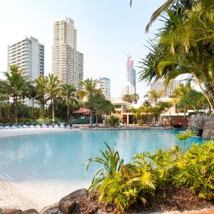 une grande piscine dans une ville avec de grands bâtiments dans l'établissement Mantra Crown Towers, à Gold Coast