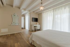 TV a/nebo společenská místnost v ubytování Il cantuccio sul Garda - Relais di charme