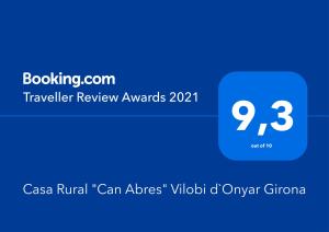 ein blauer Zylinder mit den Worten „Reisebewertung“ in der Unterkunft Casa Rural "Can Abres" Vilobi d`Onyar Girona in Vilobí d'Onyar