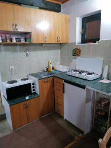 A kitchen or kitchenette at Jarebika Még 14 kép