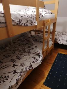 Letto o letti in una camera di Jarebika