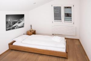 Postel nebo postele na pokoji v ubytování Mountain Apartments Zermatt Nr 6