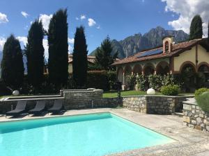 una piscina frente a una casa en Villa Viola, en Lecco