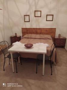 a table and chairs in a room with a bed at bed & breakfast Acquaviva di Vullo Vincenzo in Acquaviva Platani