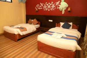 Rúm í herbergi á Chitwan Forest Resort , Chitwan National Park