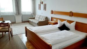 Posteľ alebo postele v izbe v ubytovaní Hotel Gailberghöhe + 37 fotografií