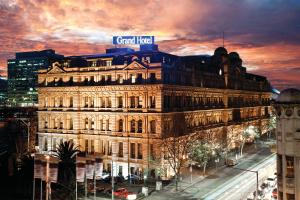 un gran edificio con un cartel encima en Grand Hotel Melbourne en Melbourne