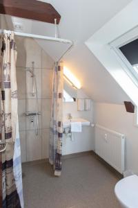 ein Bad mit einer Dusche und einem Waschbecken in der Unterkunft Foldens Hotel in Skagen