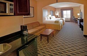 Habitación de hotel con cama y sofá en Comfort Inn & Suites Dallas Medical-Market Center, en Dallas