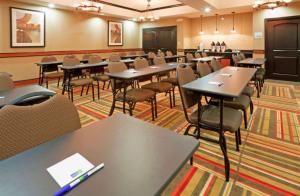 מסעדה או מקום אחר לאכול בו ב-Comfort Inn & Suites Dallas Medical-Market Center