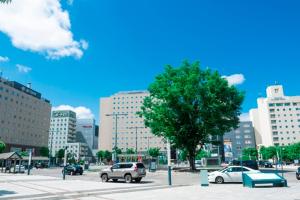 una ciudad con coches estacionados en un estacionamiento en Richmond Hotel Obihiro Ekimae en Obihiro