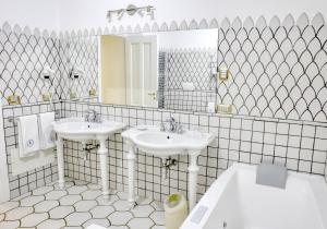 bagno con 2 lavandini e specchio di Palazzo Confalone a Ravello