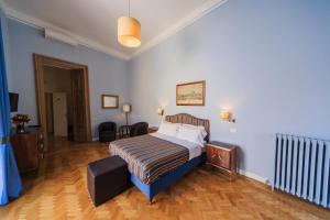 A bed or beds in a room at Spaccanapoli Comfort Suites