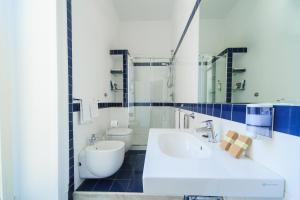 A bathroom at Spaccanapoli Comfort Suites