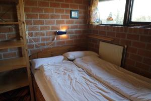 Schoorldam的住宿－Rekerlanden 161，砖墙房间的一个床位