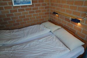 pared de ladrillo con 2 camas en una habitación en Rekerlanden 161, en Schoorldam
